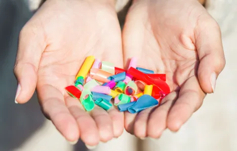 Hände halten bunte Papierstücke