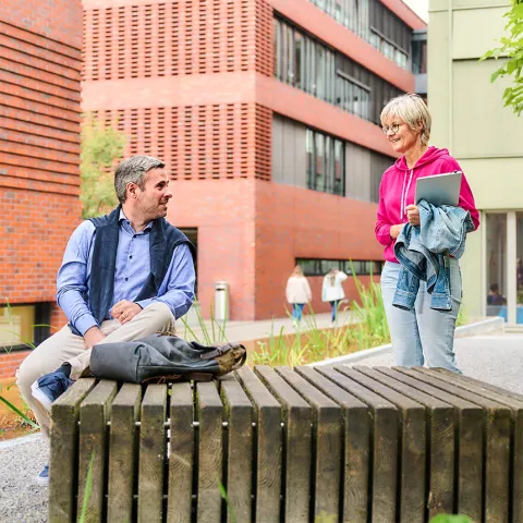 Zwei Personen auf dem Careum Campus
