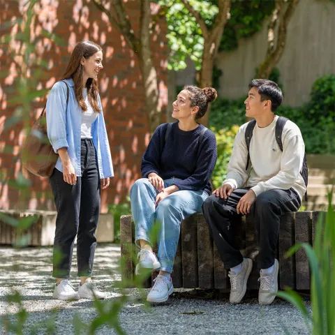 Gruppe von Studierenden auf dem Careum Campus