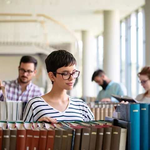 Studenten in Bibliothek