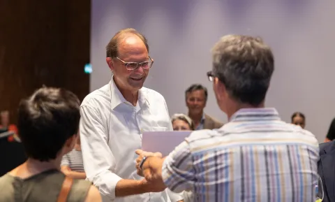 Heinz Meier übergibt Daniel Achermann einen Brief zu seinem Abschied