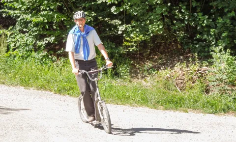 Daniel Achermann fährt mit einem grossen Trottinet