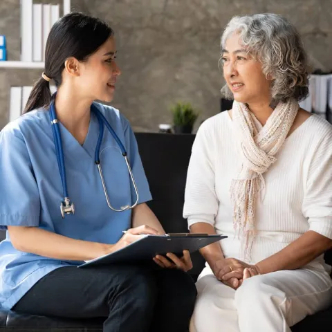 Ärztin im Gespräch mit einer Patientin.