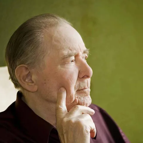 alter Mann nachdenklich