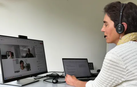 Interviewerin Janine Aegerter vor Bildschirm