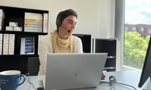 Interviewerin Janine Aegerter vor Bildschirm