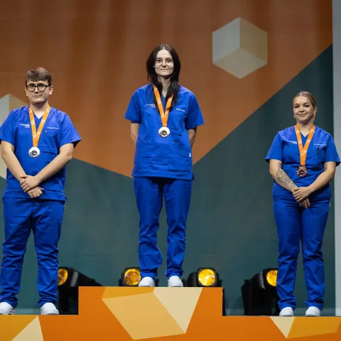 Das Podest bei den SwissSkills 2025: Chantal Osterwalder, MPT-Lernende aus dem Careum Bildungszentrum, gewinnt Bronze.