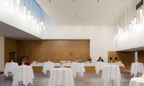 Auditorium Foyer mit gedeckten Stehtischen
