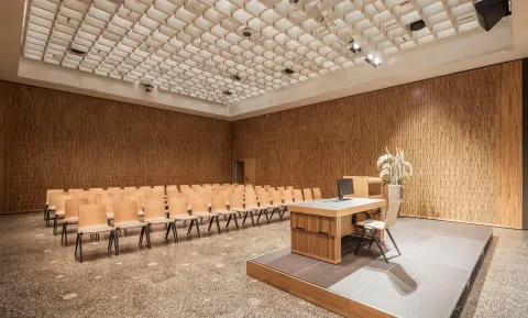 Bild der kleinen Saalhälfte des Auditoriums