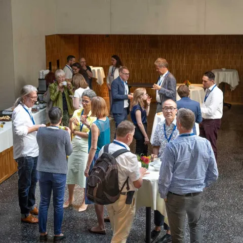 Bild des Foyers des Auditorium mit Leuten am Kongress