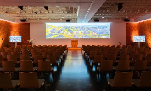 Die erneuerte Medientechnik im Careum Auditorium ermöglicht grossformatige Projektionen