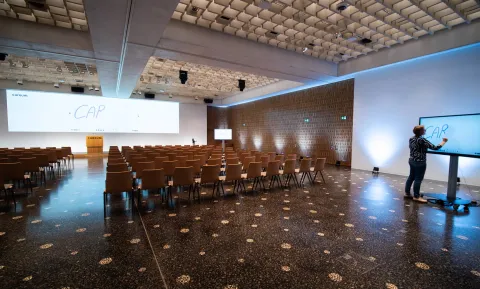 Auf einem interaktiven Screen im Careum Auditorium können Inhalte direkt im Raum geteilt werden
