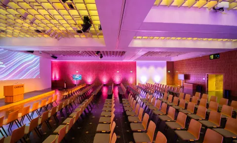 Dank Moving Lights und mobilen Leuchten erstrahlt das Careum Auditorium in verschiedenen Farben