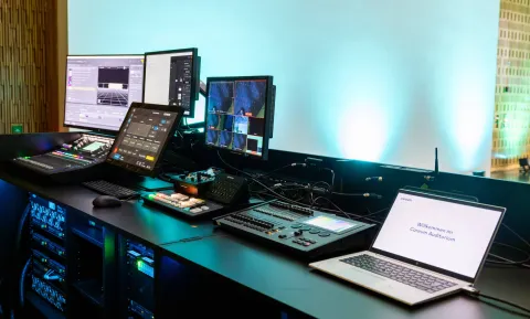 Dank moderner Technik lassen sich im Careum Auditorium Präsenzveranstaltungen ebenso wie hybride Settings professionell umsetzen