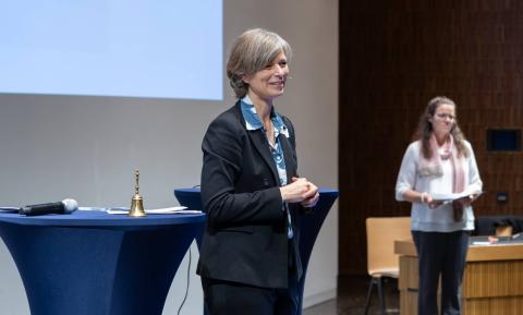 Moderatorin Susann Boekdrukker am Careum Forum 2023 zum Fachkräftemangel im Gesundheitswesen