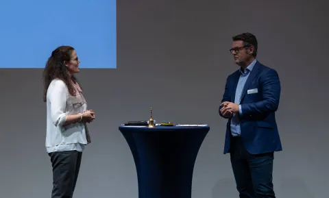 Carmela Flury, Leiterin Strategie und Innovation bei Careum, und Stefan Spycher, CEO von Careum, in der Schlussrunde