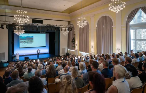 Prof. Dr. Andreas Krafft zeigt verschiedene Bilder der Zukunft auf