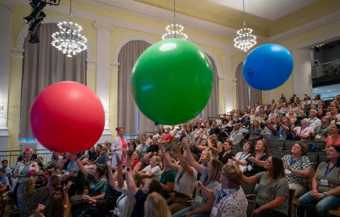 Schwebene Riesenballone zum Abschluss