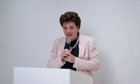 Regierungsrätin Silvia Steiner, Vorsteherin der Bildungsdirektion des Kantons Zürich, spricht Grussworte beim Einweihungsanlass des Careum Hochhaus