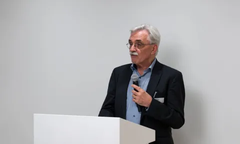 Bernhard Lauper, Präsident der Baukommission und Mitglied des Careum Stiftungsrats, hält eine Rede bei der Eröffnung des Careum Hochhauses