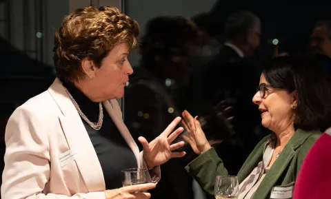 Regierungsrätin Silvia Steiner, Vorsteherin der Bildungsdirektion des Kantons Zürich, im Gespräch mit Careum Stiftungsrätin Beatrix Frey-Eigenmann bei der Eröffnung des Careum Hochhauses beim Einweihungsanlass des Careum Hochhaus