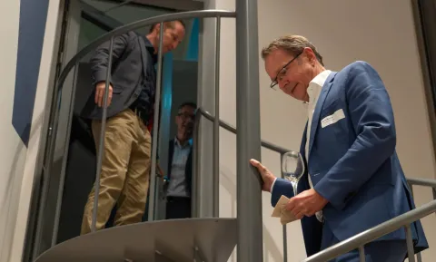 Die Gäste erkunden das neu eröffnete Careum Hochhaus