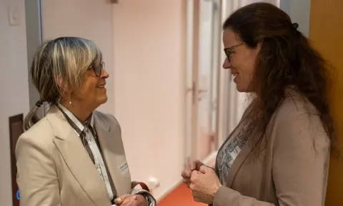 Theres Lepori, Careum Stiftungsrätin, im Gespräch mit Carmela Flury, Leiterin Strategie & Innovation bei Careum