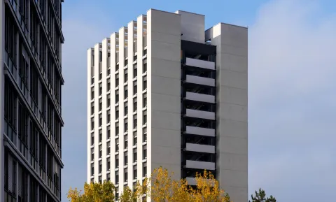 Eine Aussenansicht des frisch sanierten Careum Hochhauses