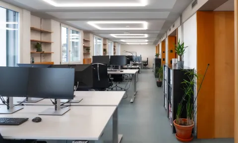 Blick in ein Büro im frisch sanierten Careum Hochhaus