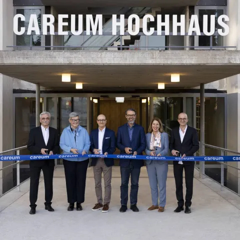 Bernhard Lauper, Präsident der Baukommission und Mitglied des Careum Stiftungsrats, Renate Gröger Frehner, Vizepräsidentin des Careum Stiftungsrats, Hans Werner, Präsident des Careum Stiftungsrats, Stefan Spycher, CEO Careum, Beatrice Beck Schimmer, Direktorin Universitäre Medizin Zürich und Mitglied des Careum Stiftungsrats und Christoph Bhend, Architekt Bhend & Schlauri Architekten, schneiden zur Eröffnung des Careum Hochhauses ein Band durch.