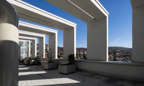 Blick auf die Dachterrasse nach dem Umbau des Careum Hochhauses