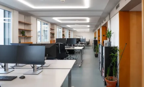 Ein Blick in ein Büro im Careum Hochhaus an der Plattenstrasse 10 in Zürich nach dem Umbau