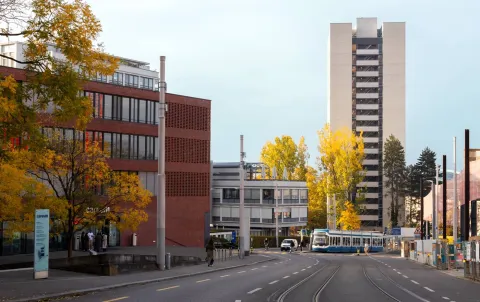 Careum Hochhaus nach dem Umbau: Blick von der Umgebung rund um den Careum Campus