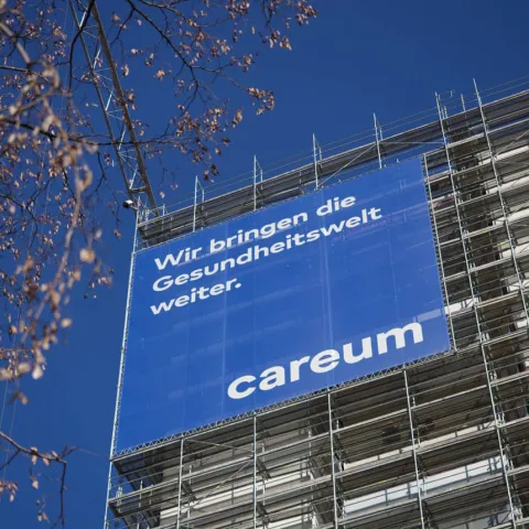 Careum Hochhaus Umbau: Detailansicht mit Baugerüst