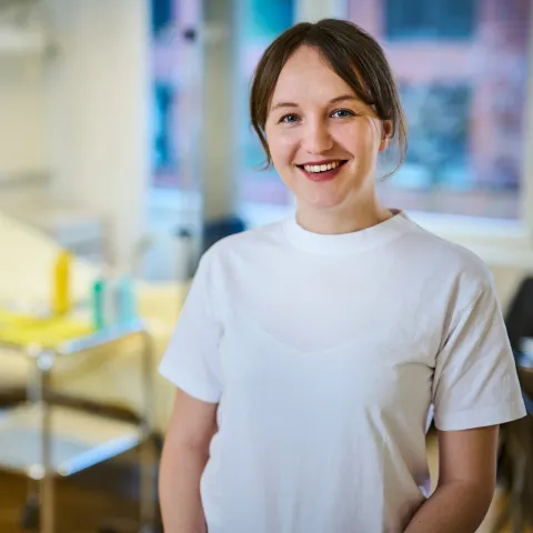 Pflegefachperson in Ausbildung steht in Skills Lab