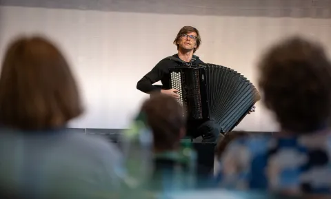 Careum Pflegesymposium Nejc Grm am Akkordeon musikalisch 