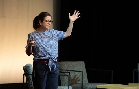 Dr. Alexandra Wirth erläuterte das Pilotprojekt «Soziales Rezept», das Menschen dabei unterstützt, wieder stärker am sozialen Leben teilzuhaben.