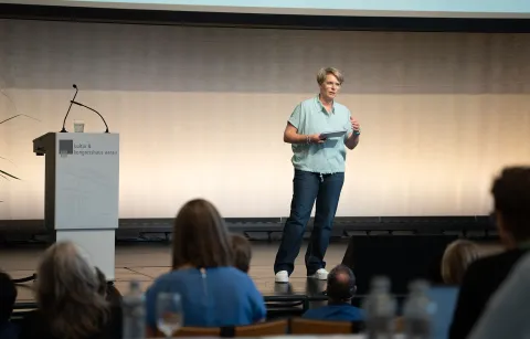 Corinne Aeschlimann zeigte auf, wie Entlastungsangebote Freiräume für Erholung, soziale Kontakte und Verbundenheit schaffen können.