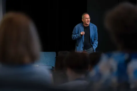 Philippe Goetschel machte deutlich, wie wertvoll echtes Zuhören, Begegnungen auf Augenhöhe und Hilfe zur Selbsthilfe im Umgang mit Einsamkeit sein können.