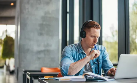 Leicht verständliche Sprache - Student arbeitet an Laptop