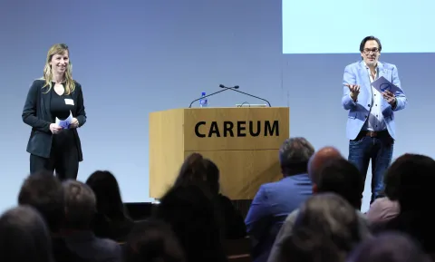 Ana Jukic und Chris Fahrer eröffnen die Edubase Future Night 2024 im Careum Auditorium.