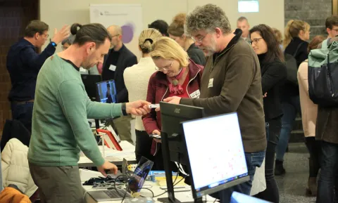 Die Teilnehmenden der Edubase Future Night 2024 können innovative Lernmedien gleich selber ausprobieren.