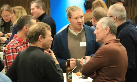 Auch der Austausch kommt beim Apéro riche an der Edubase Future Night 2024 nicht zu kurz.