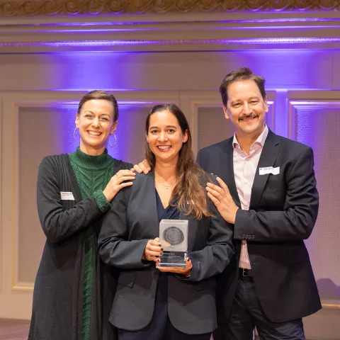 Charitini Karadamou (Projektleiterin KI-Lerncoach), Marion Leu (Leiterin Careum Verlag) und Martin Schreiber (Projektpartner) mit dem Hauptpreis für Innovation in der Berufsbildung beim Enterprize 2024.