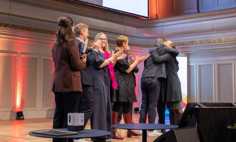 Charitini Karadamou (Projektleiter) und Martin Schreiber (Projektpartner) freuen sich über den Hauptpreis für den KI-Lerncoach des Careum Verlags beim Enterprize 2024. 