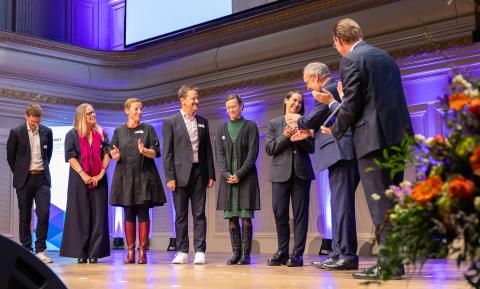 Bundesrat Guy Parmelin überreicht Marion Leu (Leiterin des Careum Verlags) den Enterprize 2024 für den KI-Lerncoach.