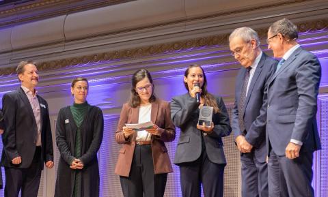 Marion Leu (Leiterin des Careum Verlags) bedankt sich für den Enterprize 2024 für Innovation in der Berufsbildung.