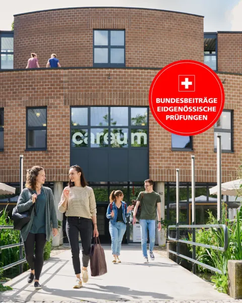 Careum Weiterbildung Eingang mit Menschen