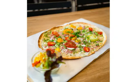 Flammkuchen mit Tomaten