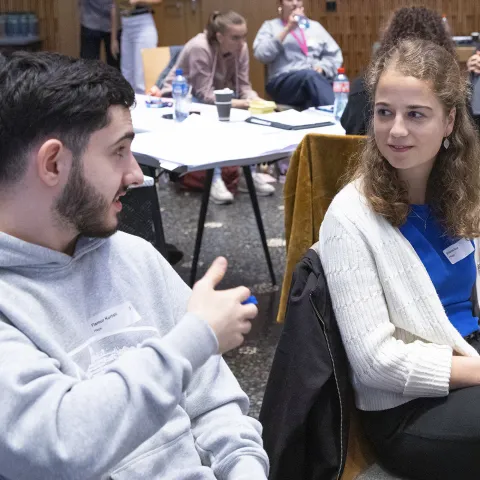 Studierende im Gespräch in der Careum Summer School 2024.